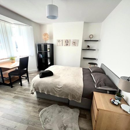 Modern Double Room With Fire Tv 런던 외부 사진