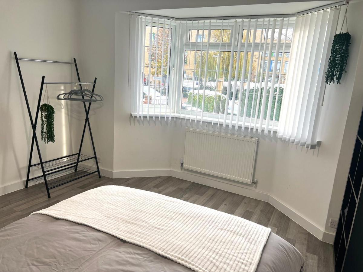 Modern Double Room With Fire Tv 런던 외부 사진