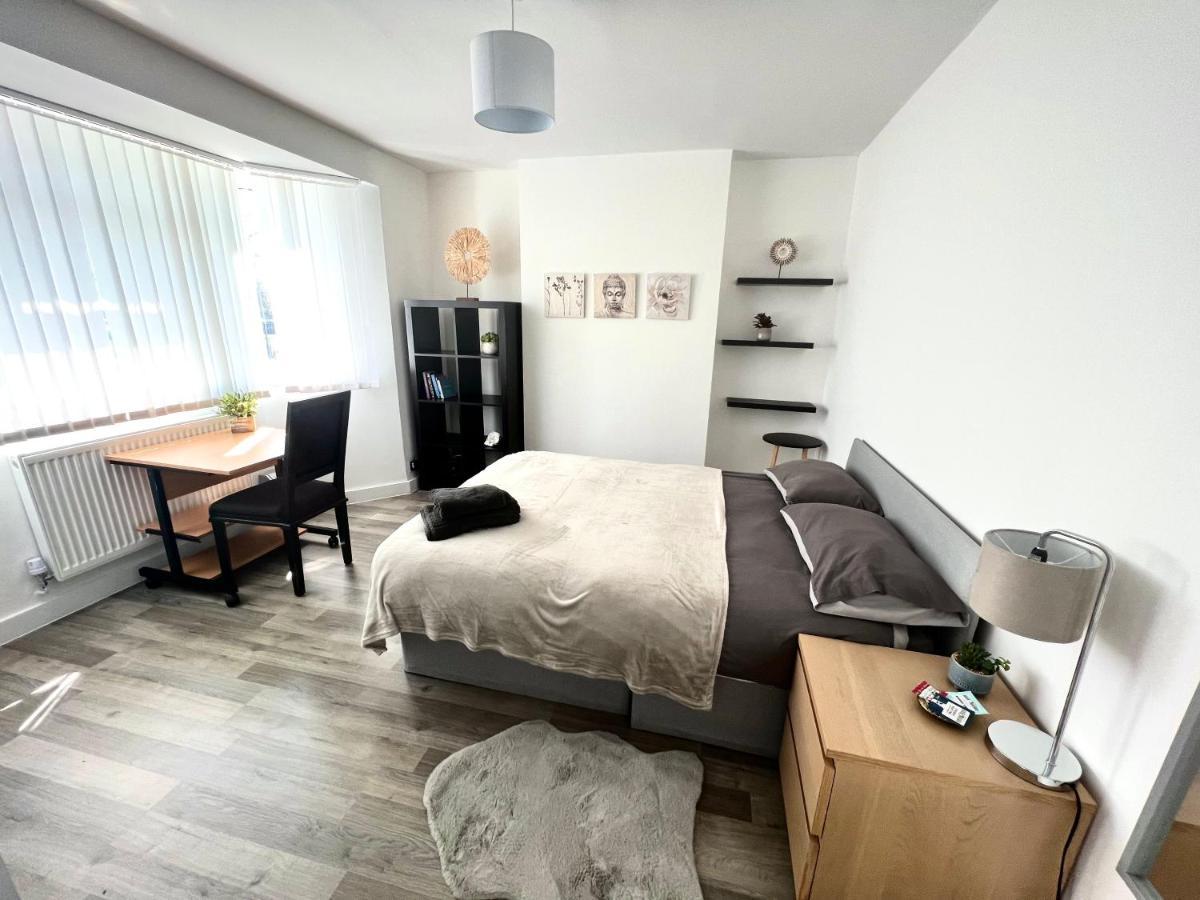 Modern Double Room With Fire Tv 런던 외부 사진