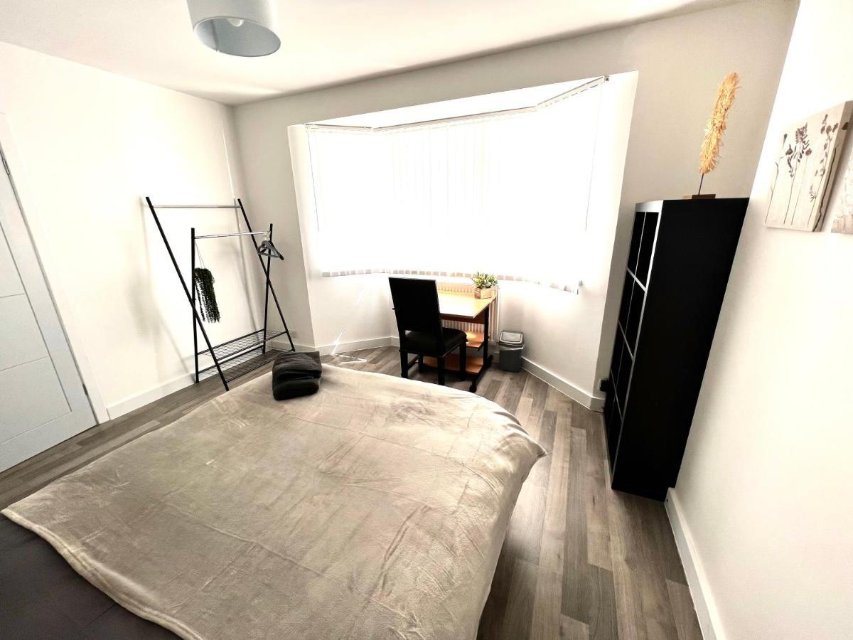 Modern Double Room With Fire Tv 런던 외부 사진